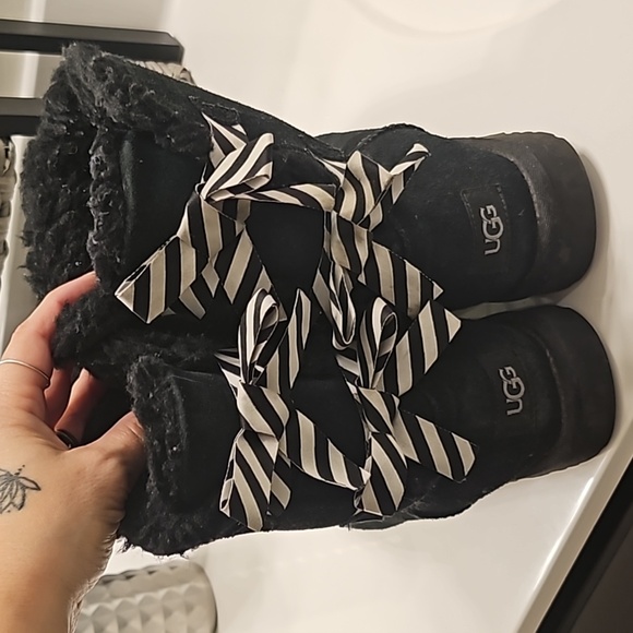 Black bow Uggs - Picture 3 of 5